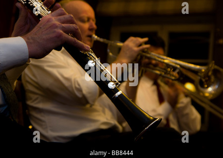 Jazz-Konzert mit einer Clarinette vor einem unscharfen Trompeter Stockfoto