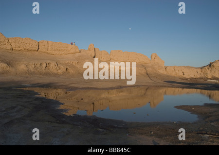Die alte Stadtmauer von Merv, Mary Turkmenistan am späten Nachmittag. Stockfoto