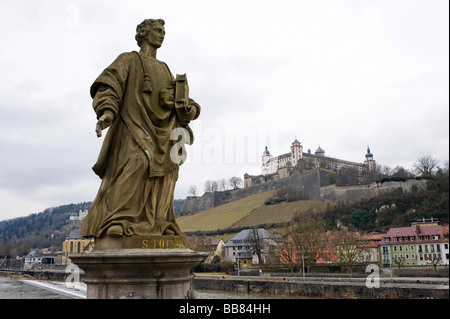 Blick Richtung Festung Marienberg von der alten Brücke von Marienbruecke, Würzburg, Unterfranken, Franken, Bayern, Deutschland, Eu Stockfoto