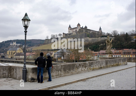 Blick Richtung Festung Marienberg von der alten Brücke von Marienbruecke, Würzburg, Unterfranken, Franken, Bayern, Deutschland, Eu Stockfoto