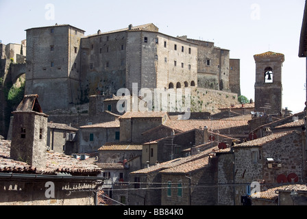 Die Rocca Degli Orsini (Orsini Schloß), erbaut im 14. Jahrhundert dominiert der antiken Stadt Sorano Stockfoto