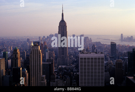 Blick auf das Empire State building Und Downtown Manhattan von der Spitze des Rockefeller Center, Manhattan, New York, USA Stockfoto