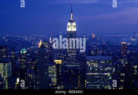 Blick auf das Empire State building Und Downtown Manhattan von der Spitze des Rockefeller Center, Manhattan, New York, USA Stockfoto