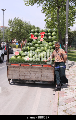 Istanbul Türkei lokalen Straßenhändler verkaufen Wassermelonen von der Rückseite eines LKW im Bezirksgebiet Vorort Balat Stockfoto