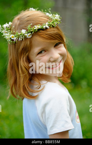 Junge Mädchen tragen einen Blumenkranz im Haar Stockfoto