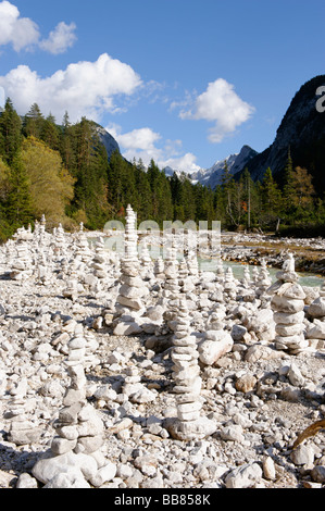 Stone Hills, Steinpyramiden, Stein Frühjahr Männer, Hinterautal, Isartal, Karwendel, in der Nähe von Scharnitz, Tirol, Österreich, Europa Stockfoto