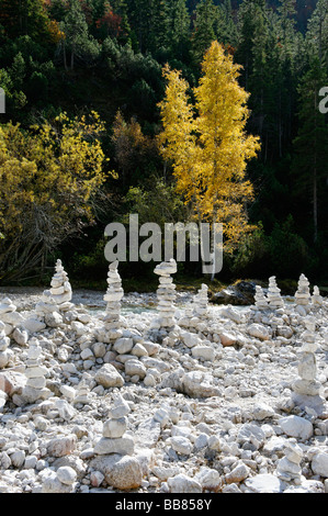 Stone Hills, Steinpyramiden, Stein Frühjahr Männer, Hinterautal, Isartal, Karwendel, in der Nähe von Scharnitz, Tirol, Österreich, Europa Stockfoto