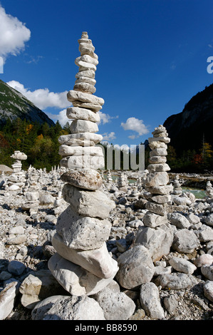 Stone Hills, Steinpyramiden, Stein Frühjahr Männer, Hinterautal, Isartal, Karwendel, in der Nähe von Scharnitz, Tirol, Österreich, Europa Stockfoto