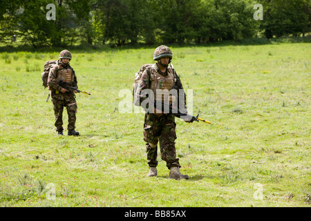 Britische Soldaten aus dem 4. Bataillon, die Gewehre auf execises bei Bramley Trainingsbereich, Hampshire. Stockfoto