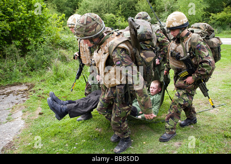 Britische Soldaten aus dem 4. Bataillon, die Gewehre auf execises bei Bramley Trainingsbereich, Hampshire. Stockfoto