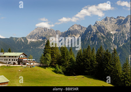 Berg-Restaurant St. Anton mit Karwendel-Gebirge, Kranzberg, Mittenwald, Werdenfelser Land, Oberbayern, Deutschland Stockfoto