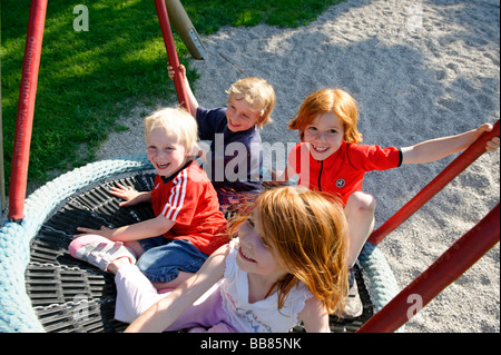 Kinder auf dem Spielplatz Stockfoto