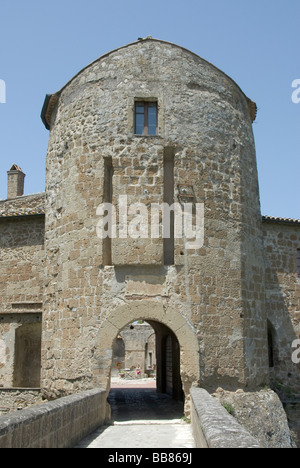 Tor und Brücke von der Rocca Degli Orsini (Orsini Schloß), erbaut im 14. Jahrhundert dominiert der antiken Stadt Sorano Stockfoto