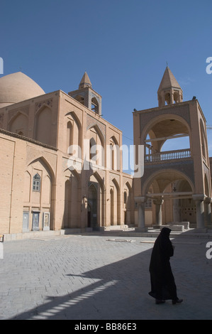 Silhouette einer Frau mit einem schwarzen Tschador vor dem armenischen Heiligen Erlöser Vank-Kathedrale und die Kirche des Heiligen Sist Stockfoto