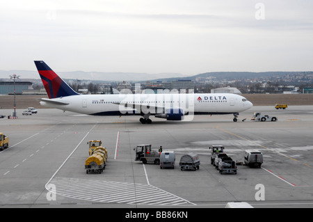 Delta Airlines Boeing 767 - 300ER N153DL beim ausziehen, Flughafen Stuttgart, Baden-Württemberg, Deutschland, Europa Stockfoto