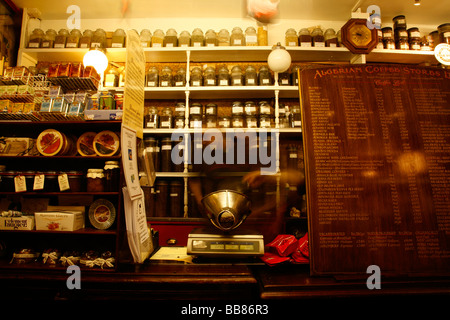 Algerischer Kaffee Shops auf Old Compton Street, Soho, London, UK Stockfoto