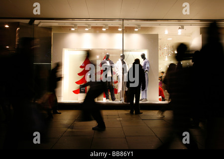 Weihnachts-Einkäufer vorbei John Lewis Department Store auf der Oxford Street, London, UK Stockfoto