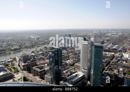 Der Frankfurter Skyline vom Maintower Aussichtsplattform, auf der rechten Seite aus gesehen Bahnhof mit Tracks, Bankenviertel, Frankfur Stockfoto