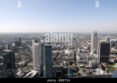 Der Frankfurter Skyline vom Maintower Aussichtsplattform gesehen zentral, Bahnhof mit Tracks, zu seiner linken, Dresdner Bank bui Stockfoto