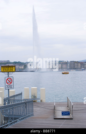Yellow Taxi Boot geht vor Springbrunnen Jet d ' Eau mit Paquis Fähranleger in Genfer See Genf Schweiz Stockfoto