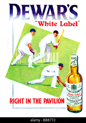 Dewars Cricket 1920er Jahre Werbung für die beliebten blended Scotch White Label Marke rechts In The Pavilion Stockfoto