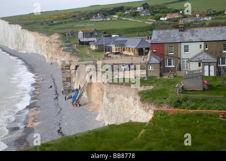 Birling Gap, East Sussex, England UK Häusern und anderen Gebäuden, die durch die Erosion der Küsten Stockfoto