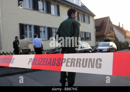 Polizei Kordon vor Mehrfamilienhaus, Familiendrama, 4 Tote Personen in Eislingen, Kreis Göppingen, Baden-Wuertte Stockfoto