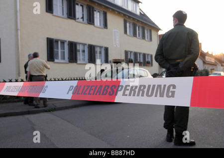 Polizei Kordon vor Mehrfamilienhaus, Familiendrama, 4 Tote Personen in Eislingen, Kreis Göppingen, Baden-Wuertte Stockfoto