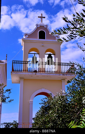 Die Kirchenglocken und Turm im Korianna auf der Ionischen Insel Kephalonia in Griechenland Stockfoto