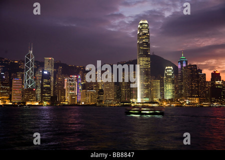 Skyline von Hongkong Island in der Nacht, Hongkong, China Stockfoto