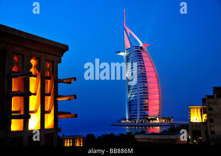 Stilisierte Windturm des Madinat Jumeirah Resorts vor der beleuchteten Fassade des sieben-Sterne-Hotel Burj al Arab, Ara Stockfoto