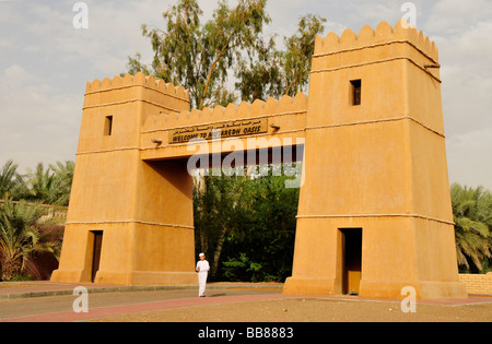 Eingangstor zur Mutaredh Oase, Al Ain, Abu Dhabi, Vereinigte Arabische Emirate, Arabien, Orient, Naher Osten Stockfoto