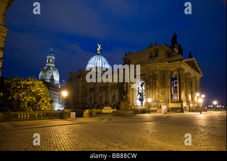 Akademie Kunstakademie und Frauenkirche Frauenkirche in der Abenddämmerung, Dresden, Sachsen, Deutschland, Europa Stockfoto