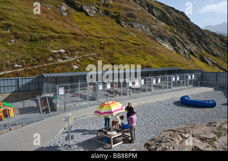 St. Bernhard-Museum und Zwingern mit Bernhardiner, großer St. Bernhard-Pass, Wallis, Schweiz Stockfoto