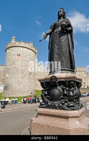 Windsor Castle und Königin Victoria Statue Berkshire England Stockfoto