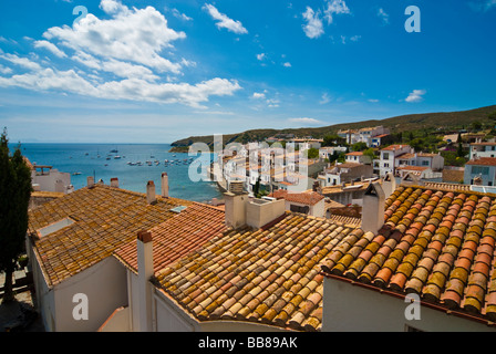 Blick über die Dächer in der Bucht von historischen Fischerdorf Cadaques Cap de Creus Costa Brava Catalonia Spanien Stockfoto