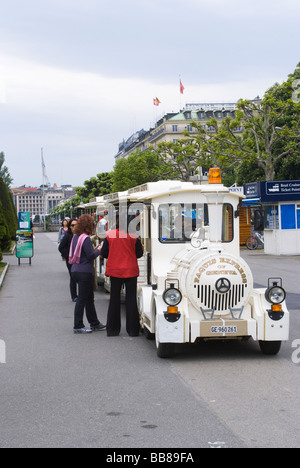 Die Paquis Express White motorisierte Touristenzug an einer Haltestelle in Genf Schweiz Stockfoto