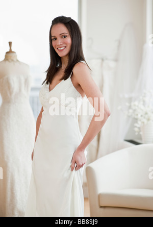 Porträt der Frau Hochzeitskleid anprobieren Stockfoto