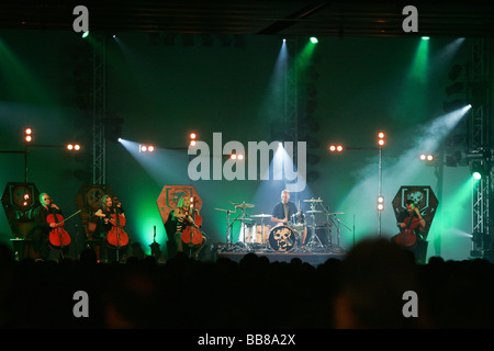 Finnische Band, Apocalyptica, die live am Blue Balls Festival im Luzerner Saal des KKL Luzern, Kultur und Convention Ce Stockfoto
