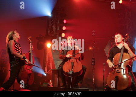 Finnische Band, Apocalyptica, die live am Blue Balls Festival im Luzerner Saal des KKL Luzern, Kultur und Convention Ce Stockfoto
