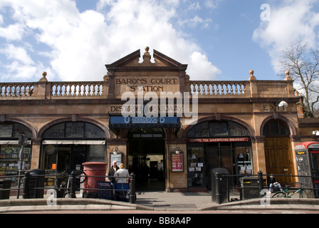 Barons Court u-Bahnstation, London UK Stockfoto