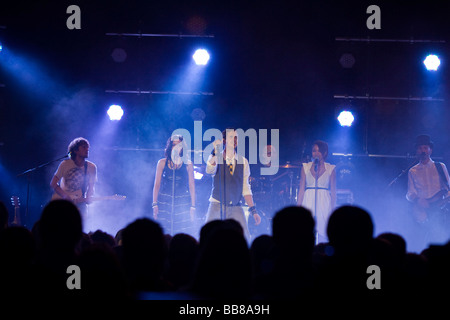 Schweizer Soul und Funk-Musiker sieben Durchführung live mit Band bei der verkauften Luzerner Saal Saal KKL Kultur und Convention C Stockfoto