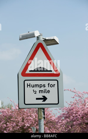 Verkehrszeichen Achtung der Bodenschwellen für die nächste halbe Meile in einer Stadt in England Stockfoto