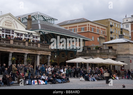 Menschen beobachten Entertainer in Covent Garden Piazza, London UK Stockfoto