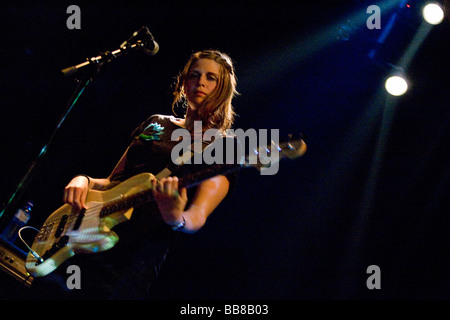 Rebecka Kristiansson, Bassist der schwedischen Indie-All-Frauen-Band Audrey, live im Treibhaus Luzern, Schweiz Stockfoto