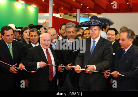 Der regierende Bürgermeister von Berlin, Klaus Wowereit mit einem Sombrero als ein Kopfschmuck, den mexikanische Stand auf der internationalen zu öffnen Stockfoto