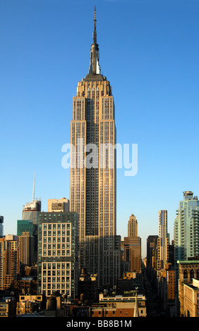 Das Empire State Building überragt die anderen Wolkenkratzer in Manhattan, New York, USA Stockfoto