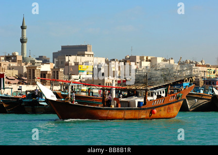 Eine traditionelle Fischer Boot Position heraus zu Fischen mit Reusen in den Dubai Creek vor den Rücken-Tropfen der Deira di geladen Stockfoto