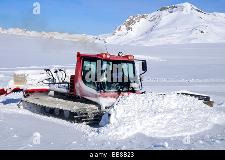 PistenBully, Kässbohrer Schneepflug in Aktion auf dem Gletscher Plaine Morte, Crans Montana, Schweiz Stockfoto