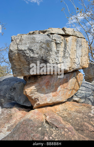 Felsen mit Gemälden auf der Rhino-Trail am UNESCO-Weltkulturerbe Tsodilo Hills, Botswana, Afrika Stockfoto